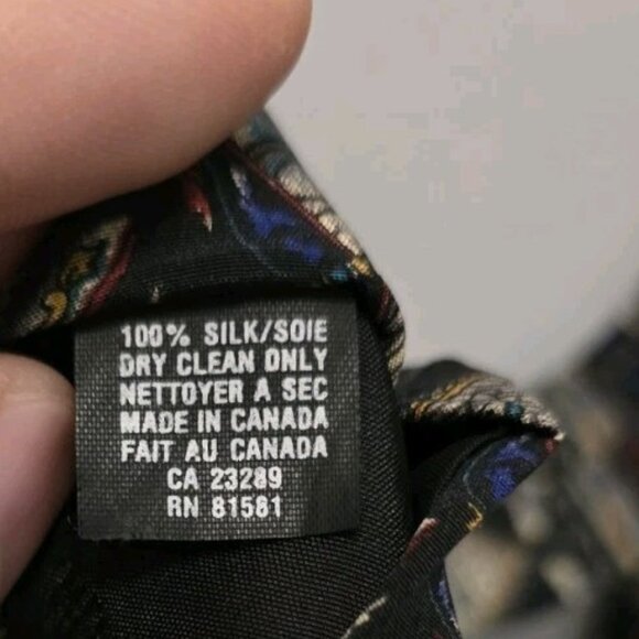 The Metropolitan Museum of Art (100% Silk) Men's Tie - Pyramid Pattern - Picture 5 of 5